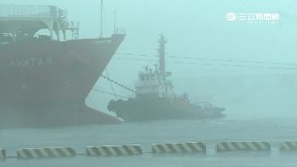 影／強風狂掃！貨輪纜繩斷險撞軍艦