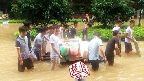 武漢洪災　男大生涉水為女同學送餐