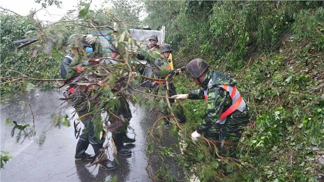 國軍不畏風雨救災　這一幕感動網友