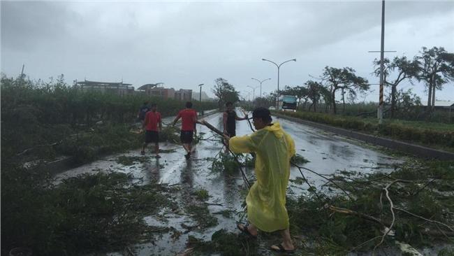 台東遭颱風重創　棒球員幫忙整理環境