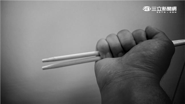 叫速食等2小時！竟持竹筷抵外送員脖