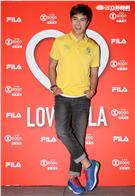 謝佳見擔任運動服飾一日店長，親密獻身會佳人，粉絲力拼爭奪謝太太寶座。（記者邱榮吉/攝影）

