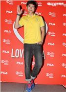 謝佳見擔任運動服飾一日店長，親密獻身會佳人，粉絲力拼爭奪謝太太寶座。（記者邱榮吉/攝影）

