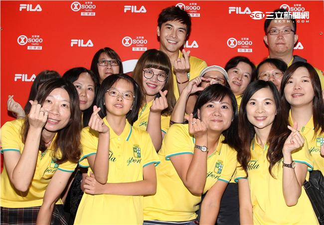 謝佳見擔任運動服飾一日店長，親密獻身會佳人，粉絲力拼爭奪謝太太寶座。（記者邱榮吉/攝影）

