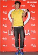 謝佳見擔任運動服飾一日店長，親密獻身會佳人，粉絲力拼爭奪謝太太寶座。（記者邱榮吉/攝影）

