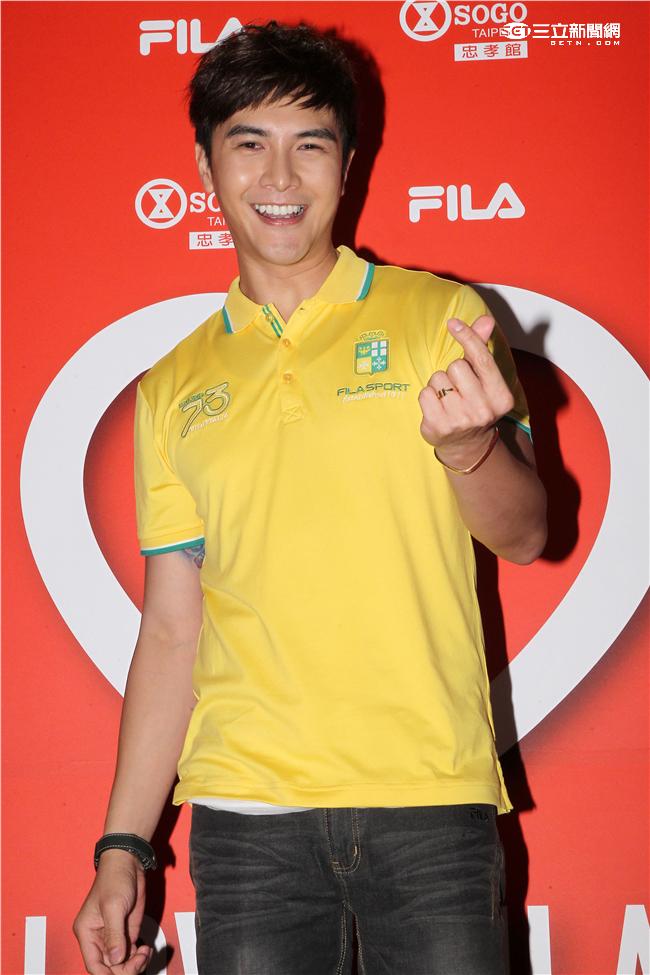 謝佳見擔任運動服飾一日店長，親密獻身會佳人，粉絲力拼爭奪謝太太寶座。（記者邱榮吉/攝影）

