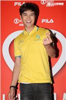 謝佳見擔任運動服飾一日店長，親密獻身會佳人，粉絲力拼爭奪謝太太寶座。（記者邱榮吉/攝影）

