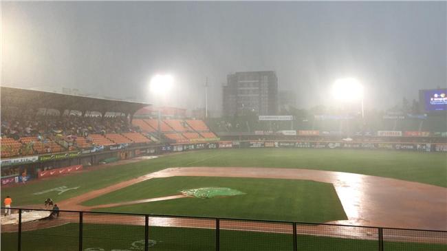 雨勢不斷無法比賽　中信與獅之戰延賽