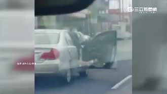 颱風吹歪門框　女乘客腳頂車門超驚險
