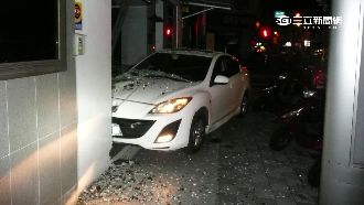 為閃避對向來車　駕駛失控撞肯德基