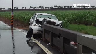 阿公駕車疑打滑撞橋　3歲孫插管命危