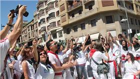 奔牛節,https://www.flickr.com/photos/pacmafotos/9235677979/in/photolist-gYMpiv-4TZKMT-oboLxG-vGFWnr-6DVit5-6BAQGD-f21vBS-f5ns6o-8p25CJ-f58rje-f58xo2-f5nC6s-f58GWV-f58gie-f58D4H-f58AsR-f5nJab-f5nEEf-f5nLpY-f58uWM-f58yGx-f5nVDY-f58eFv-f5nGJj-f5nzC7-6FpysJ-f5nyiU-f58mzR-b6LY9M-59bNqT-vYxZG5