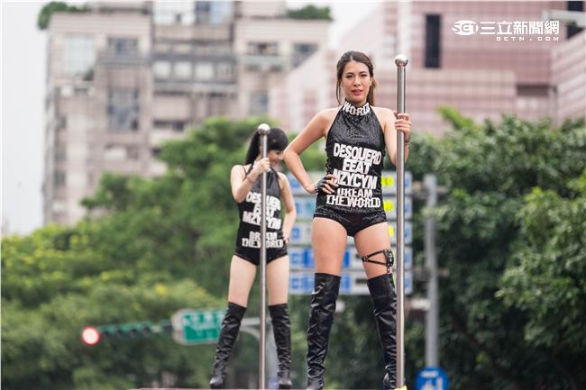 「金光舞台車閃閃嘉年華」，辣妹跳上吉普車大秀舞技。（圖／記者林敬旻攝）