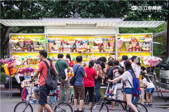「金光舞台車閃閃嘉年華」，場邊許多傳統攤販供民眾體驗。（圖／記者林敬旻攝）