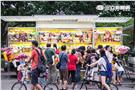 「金光舞台車閃閃嘉年華」，場邊許多傳統攤販供民眾體驗。（圖／記者林敬旻攝）