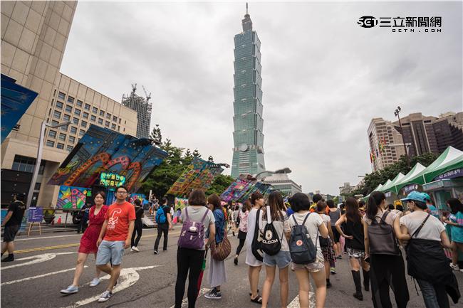 「金光舞台車閃閃嘉年華」，全台動員30台舞台車，盛況空前。（圖／記者林敬旻攝）