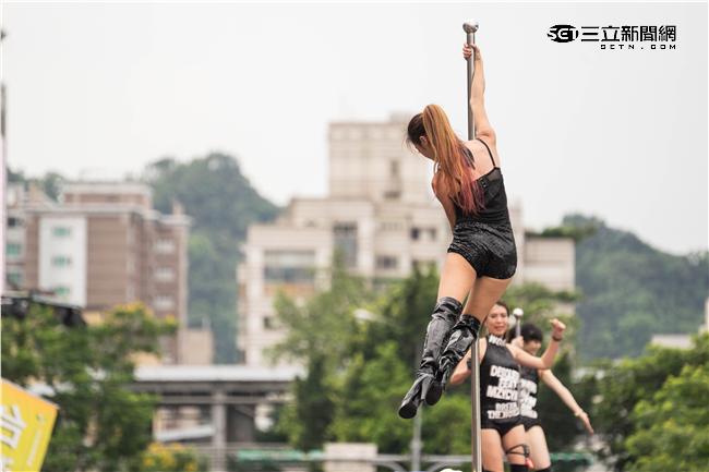 「金光舞台車閃閃嘉年華」，辣妹跳上吉普車大秀舞技。（圖／記者林敬旻攝）