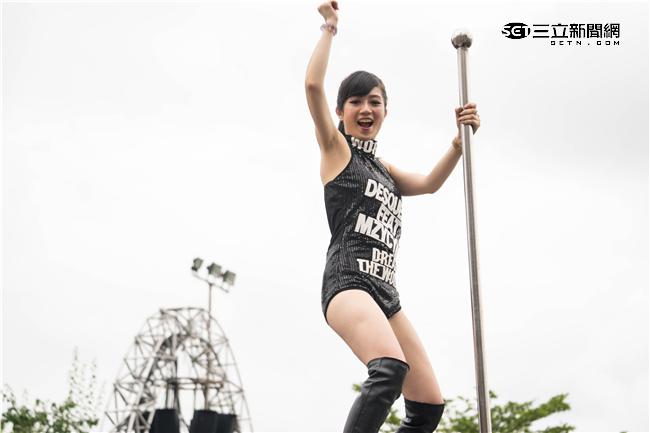 「金光舞台車閃閃嘉年華」，辣妹跳上吉普車大秀舞技。（圖／記者林敬旻攝）