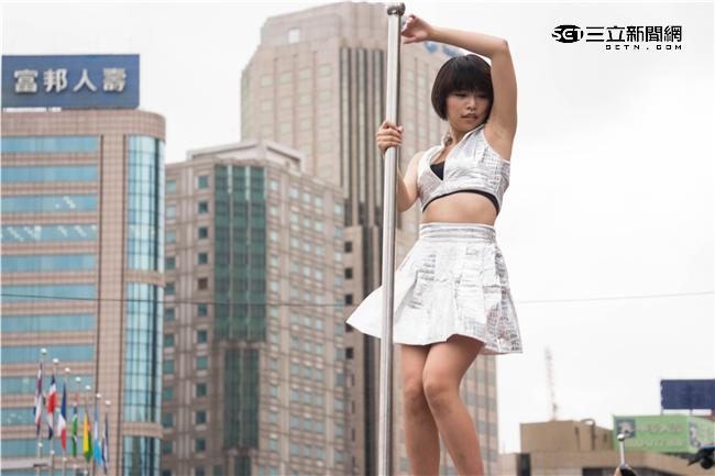 「金光舞台車閃閃嘉年華」，辣妹跳上吉普車大秀舞技。（圖／記者林敬旻攝）