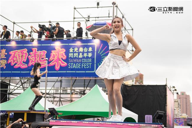 「金光舞台車閃閃嘉年華」，辣妹跳上吉普車大秀舞技。（圖／記者林敬旻攝）