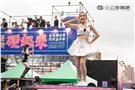 「金光舞台車閃閃嘉年華」，辣妹跳上吉普車大秀舞技。（圖／記者林敬旻攝）
