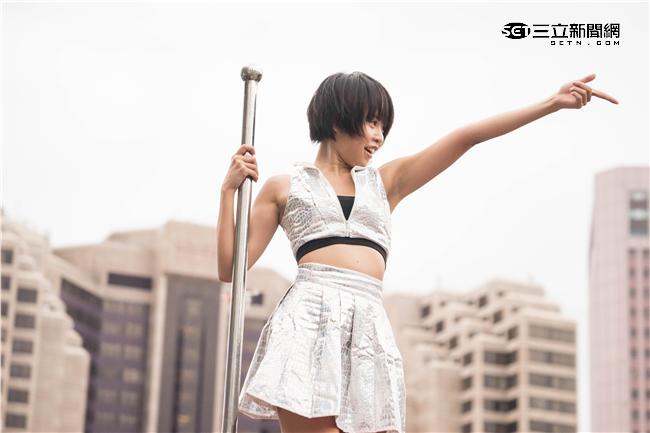 「金光舞台車閃閃嘉年華」，辣妹跳上吉普車大秀舞技。（圖／記者林敬旻攝）