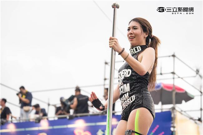 「金光舞台車閃閃嘉年華」，辣妹跳上吉普車大秀舞技。（圖／記者林敬旻攝）