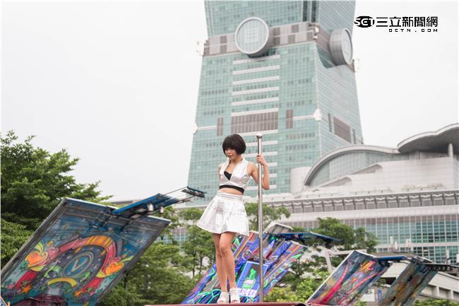 「金光舞台車閃閃嘉年華」，辣妹跳上吉普車大秀舞技。（圖／記者林敬旻攝）