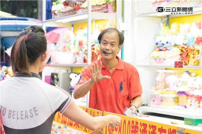 「金光舞台車閃閃嘉年華」，場邊許多傳統攤販供民眾體驗。（圖／記者林敬旻攝）