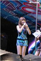 「金光舞台車閃閃嘉年華」，辣妹在舞台車上賣力演出。（圖／記者林敬旻攝）