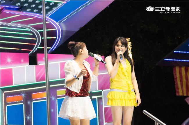 「金光舞台車閃閃嘉年華」，辣妹在舞台車上賣力演出。（圖／記者林敬旻攝）
