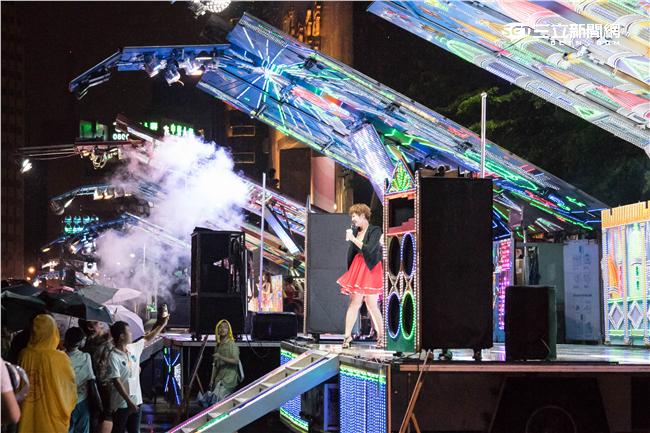 「金光舞台車閃閃嘉年華」，辣妹在舞台車上賣力演出。（圖／記者林敬旻攝）