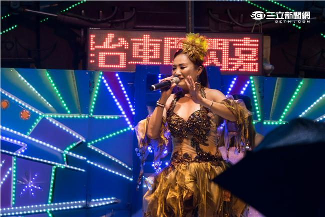 「金光舞台車閃閃嘉年華」，辣妹在舞台車上賣力演出。（圖／記者林敬旻攝）