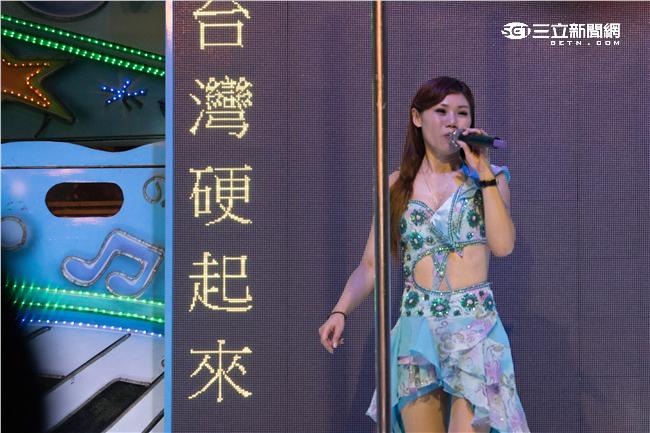 「金光舞台車閃閃嘉年華」，辣妹在舞台車上賣力演出。（圖／記者林敬旻攝）