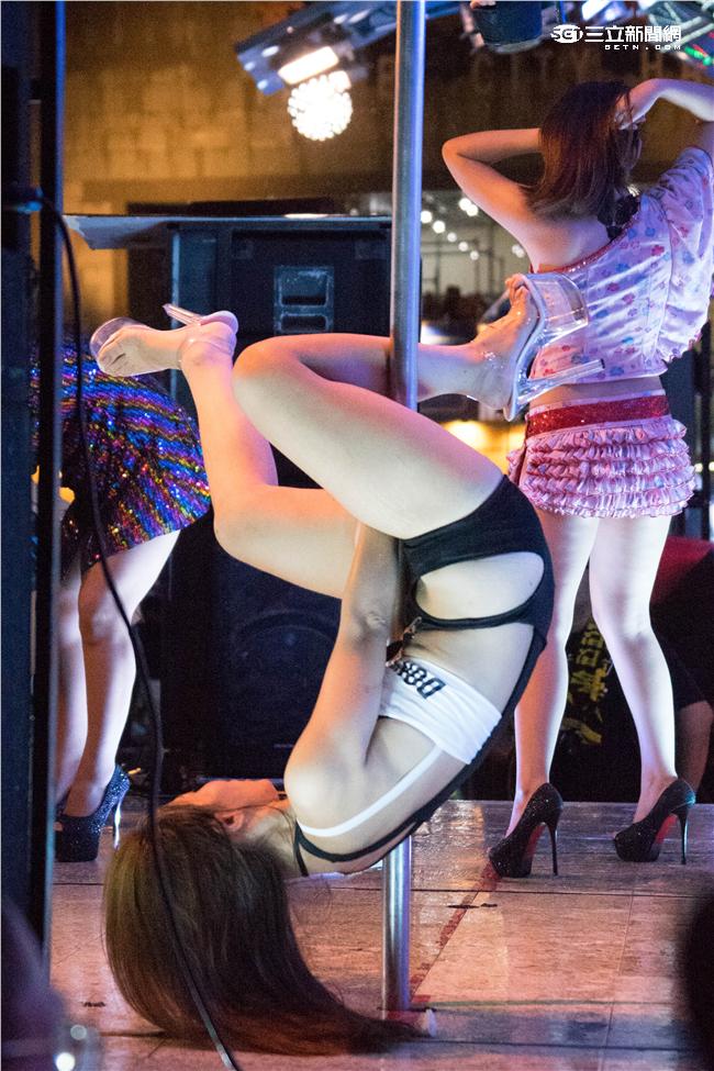 「金光舞台車閃閃嘉年華」，辣妹在舞台車上大跳鋼管舞。（圖／記者林敬旻攝）