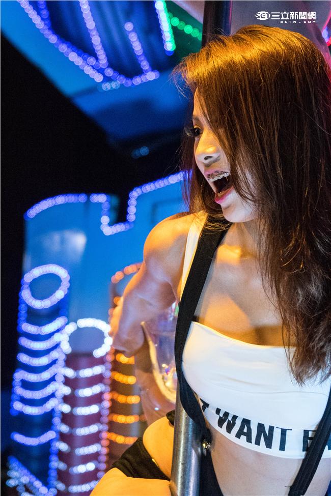 「金光舞台車閃閃嘉年華」，辣妹在舞台車上賣力演出。（圖／記者林敬旻攝）