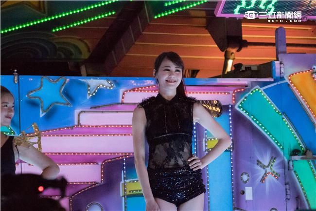 「金光舞台車閃閃嘉年華」，辣妹在舞台車上賣力演出。（圖／記者林敬旻攝）