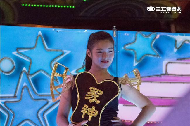 「金光舞台車閃閃嘉年華」，辣妹在舞台車上賣力演出。（圖／記者林敬旻攝）