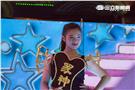 「金光舞台車閃閃嘉年華」，辣妹在舞台車上賣力演出。（圖／記者林敬旻攝）