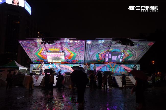「金光舞台車閃閃嘉年華」，辣妹在舞台車上賣力演出。（圖／記者林敬旻攝）