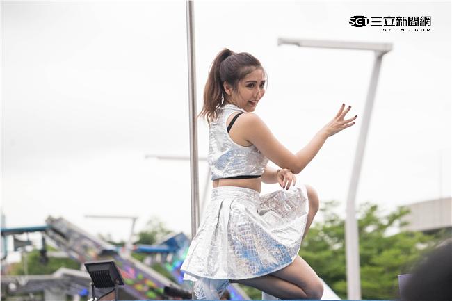 正妹Mina超性感鋼管熱舞。（圖／記者林敬旻攝）