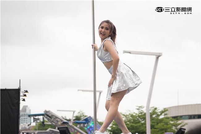 正妹Mina超性感鋼管熱舞。（圖／記者林敬旻攝）