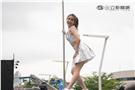 正妹Mina超性感鋼管熱舞。（圖／記者林敬旻攝）