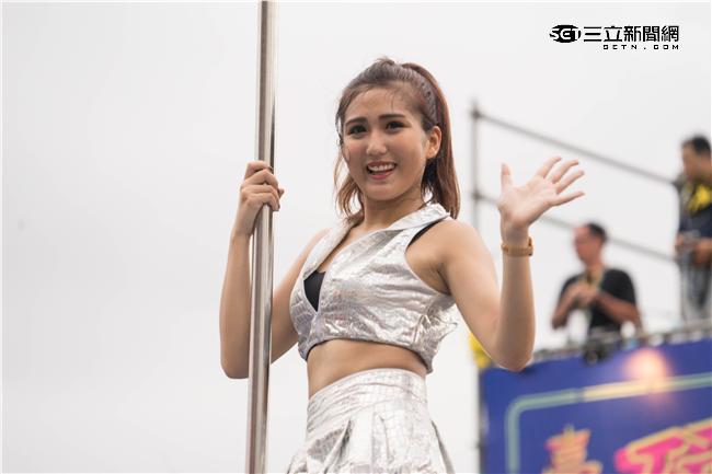 正妹Mina超性感鋼管熱舞。（圖／記者林敬旻攝）
