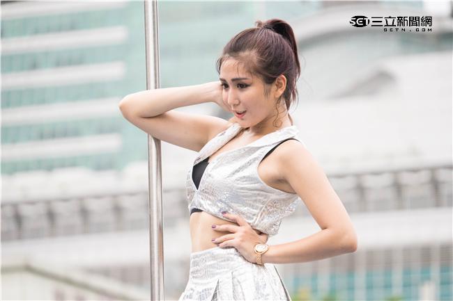 正妹Mina超性感鋼管熱舞。（圖／記者林敬旻攝）