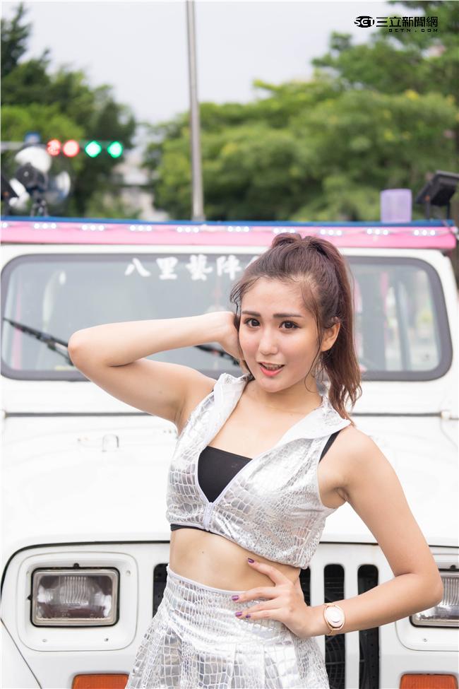 正妹Mina超性感鋼管熱舞。（圖／記者林敬旻攝）