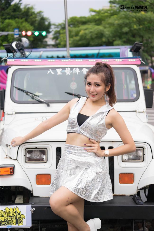 正妹Mina超性感鋼管熱舞。（圖／記者林敬旻攝）