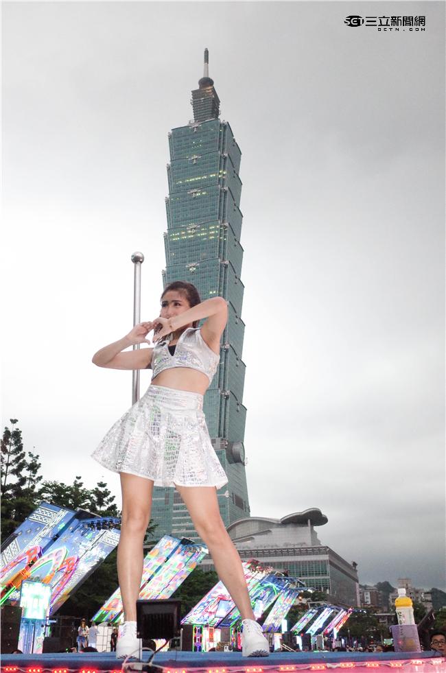 正妹Mina超性感鋼管熱舞。（圖／記者林敬旻攝）