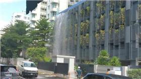 豪宅,泳池,瀑布（圖／翻攝自海峽時報）
http://www.straitstimes.com/singapore/loud-shattering-sound-as-condo-pools-glass-panels-crash-down