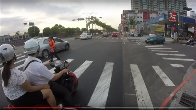 義交擋車讓救護車　騎士挨批沒同理心